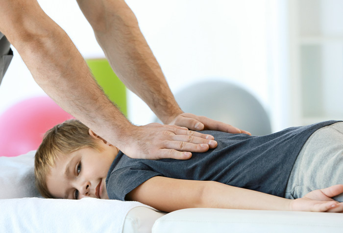 L’ostéopathie, aide efficace au bon développement de votre enfant